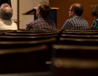 De jury kijkt en luistert aandachtig