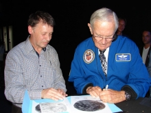Maankaarten gesigneerd door Charlie Duke (Apollo 16) 